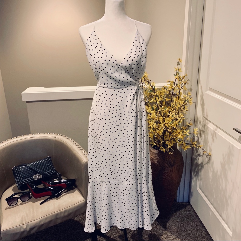 ⚪️⚫️ Flirty Wrap Dress ⚫️⚪️